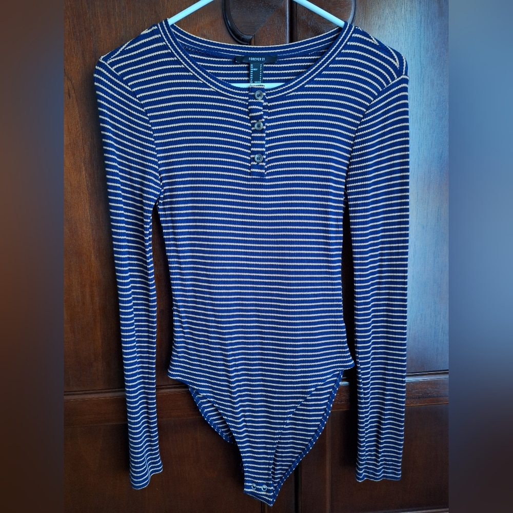 Like new, Forever 21 size S long sleeve bodysuit